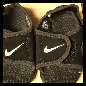 Nike kid flip flops
